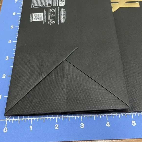 🦁 YSL Black LARGE Gift Bag with Perfume Samples - Picture 9 of 13